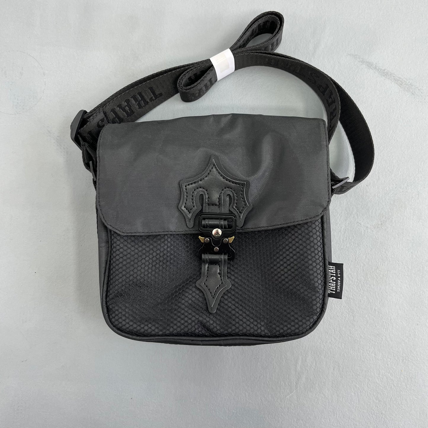 TRAPSTAR IRONGATE MESSENGER BAG 1.0 - BLACK / REFLECTIVE