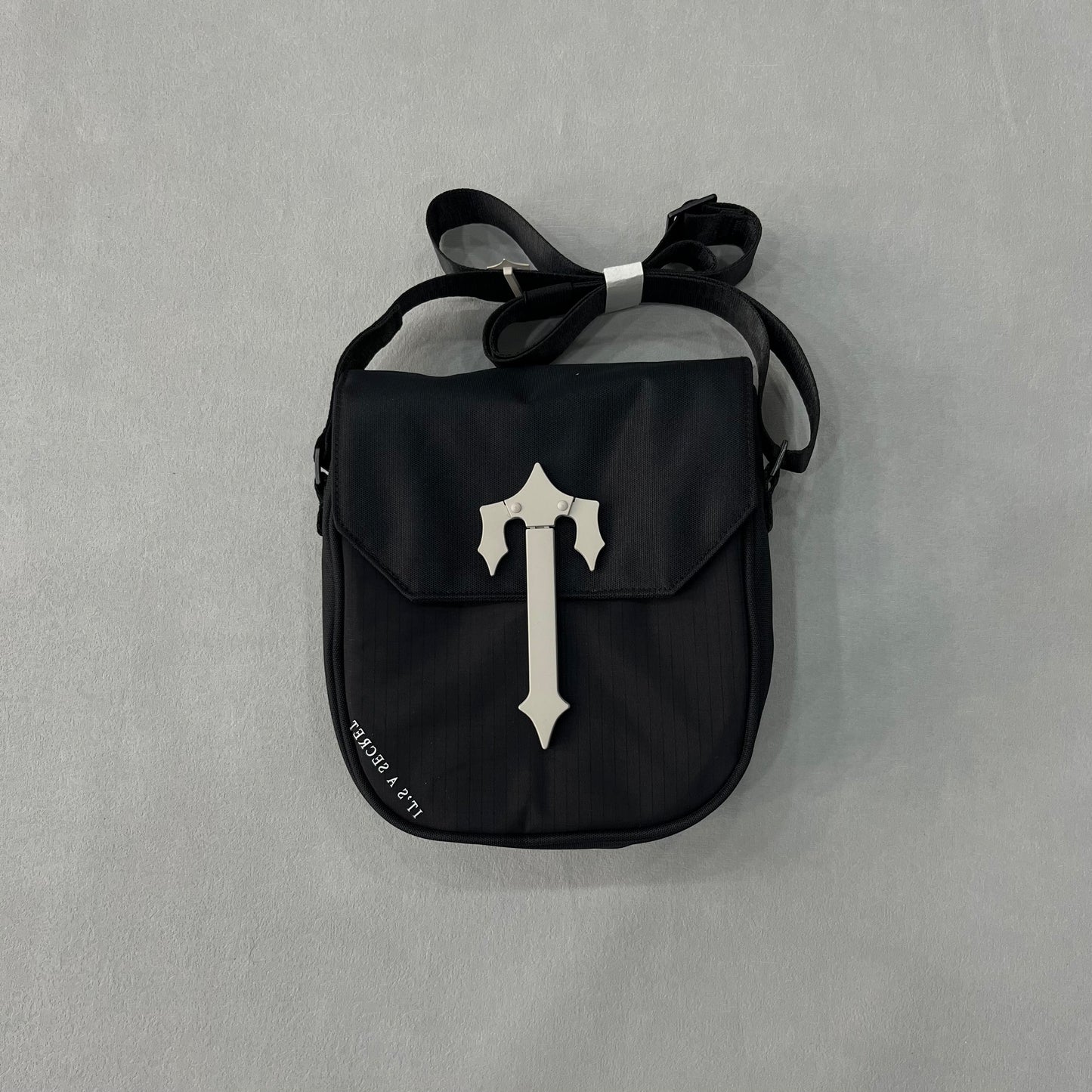 TRAPSTAR COBRA T BAG - BLACK / SILVER